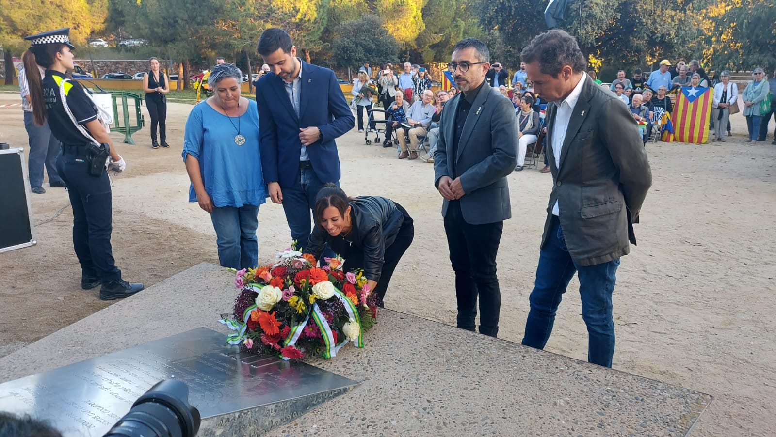 Els portaveus dels grups municipals fent l'ofrena floral | Núria García Matas